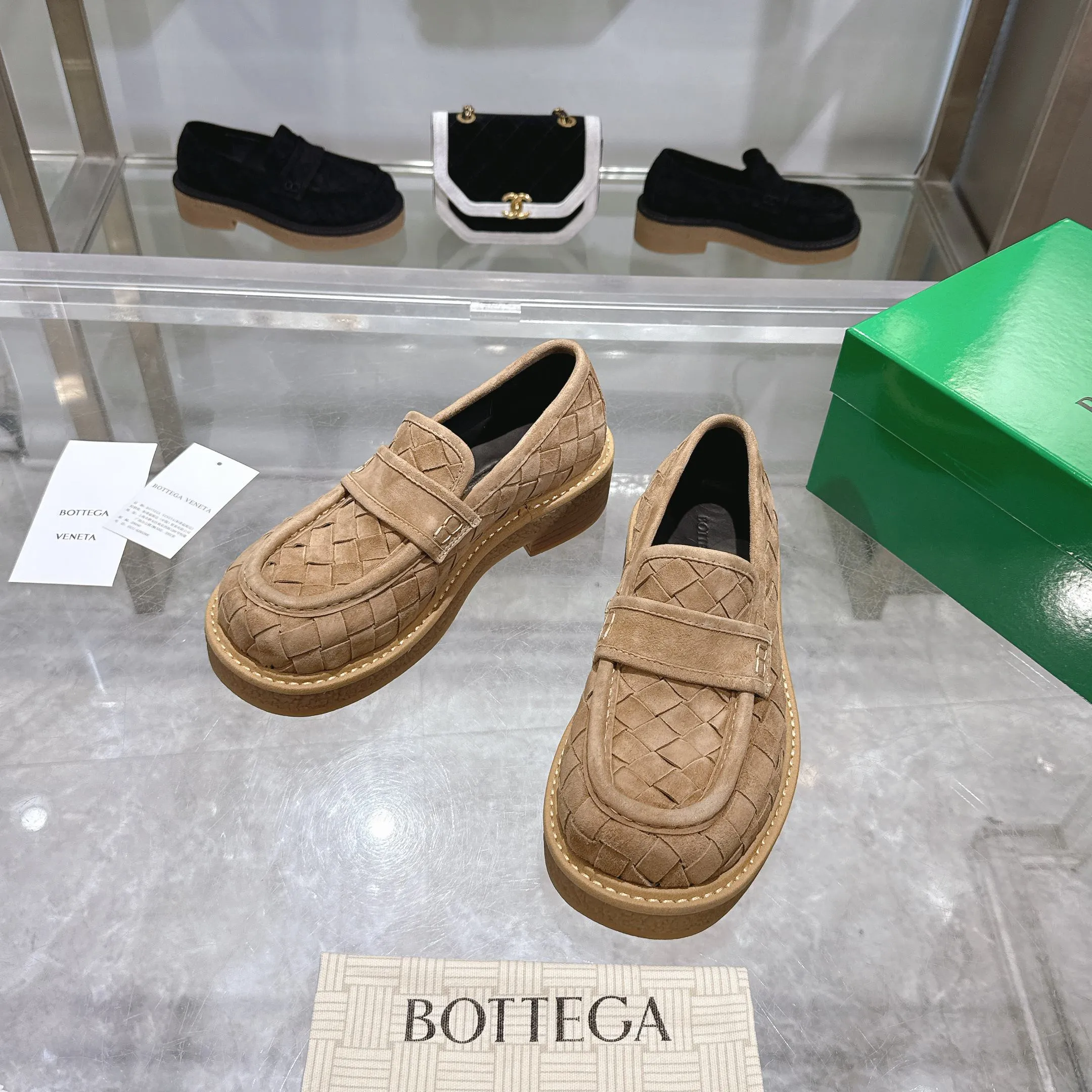 [BV] Top P: 840💰Size for couples: 35-44 (Female 40, Male 38 45, custom-made, non-returnable) Bottega Veneta classic Bottega Veneta counter model! Big square head! Woven slip-on deep-mouth shoes! Reproduction of the original board! The feet are super domineering! Original molded outsole! High-grade mercerized cow velvet! Solid color Niuli!